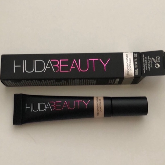 Huda Beauty Concealer - Picture 1 of 3